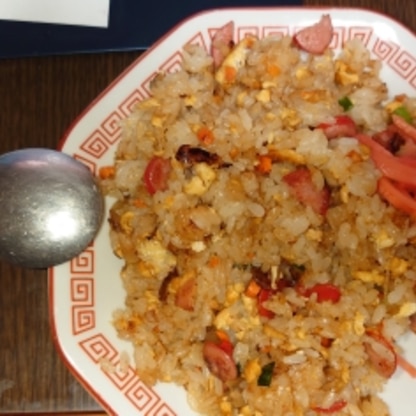 ハムではなく赤いウィンナーで作りました。玉ねぎ甘さが入って
チャーハンとは一味違うものになり、懐かしさを感じながら頂きました。
（食べてる途中に撮影）